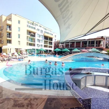 Sunny Penthouse, Pool View, Near Nessebar Apartman *