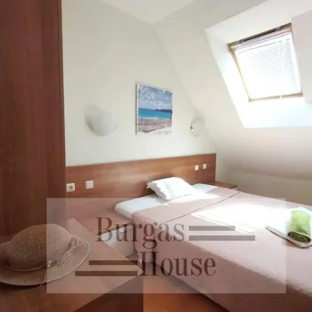 Sunny Penthouse, Pool View, Near Nessebar Napospart