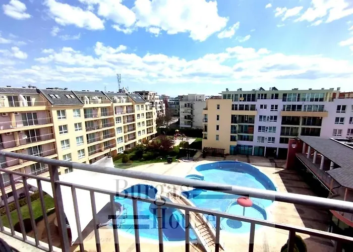 Sunny Penthouse, Pool View, Near Nessebar Apartman Napospart