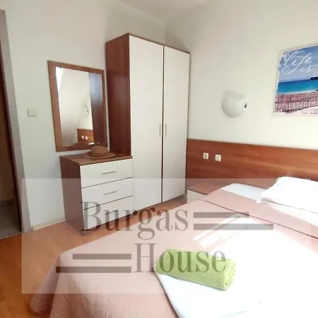 Sunny Penthouse, Pool View, Near Nessebar *