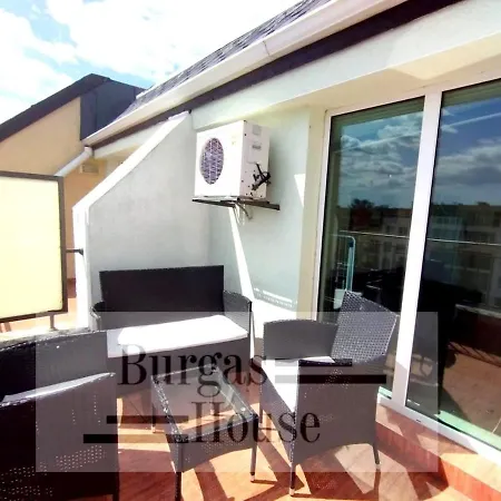 Apartment Sunny Penthouse, Pool View, Near Nessebar