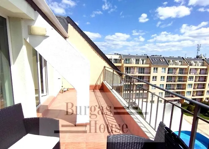 Apartment Sunny Penthouse, Pool View, Near Nessebar *