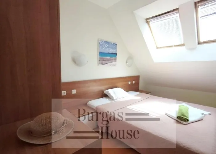 Sunny Penthouse, Pool View, Near Nessebar Slantschew brjag