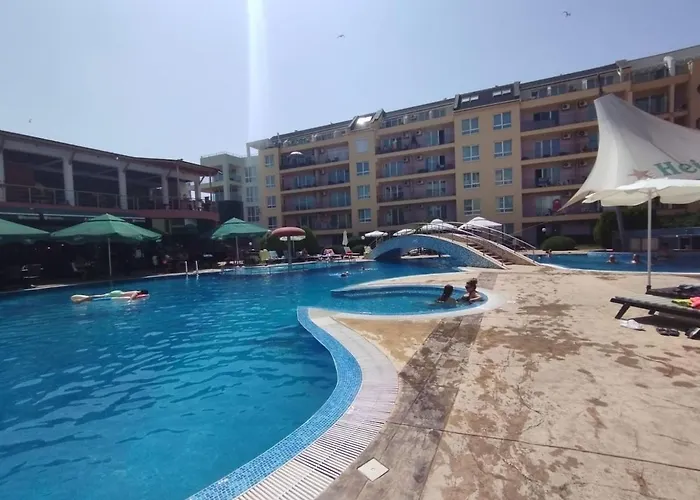 Sunny Penthouse, Pool View, Near Nessebar